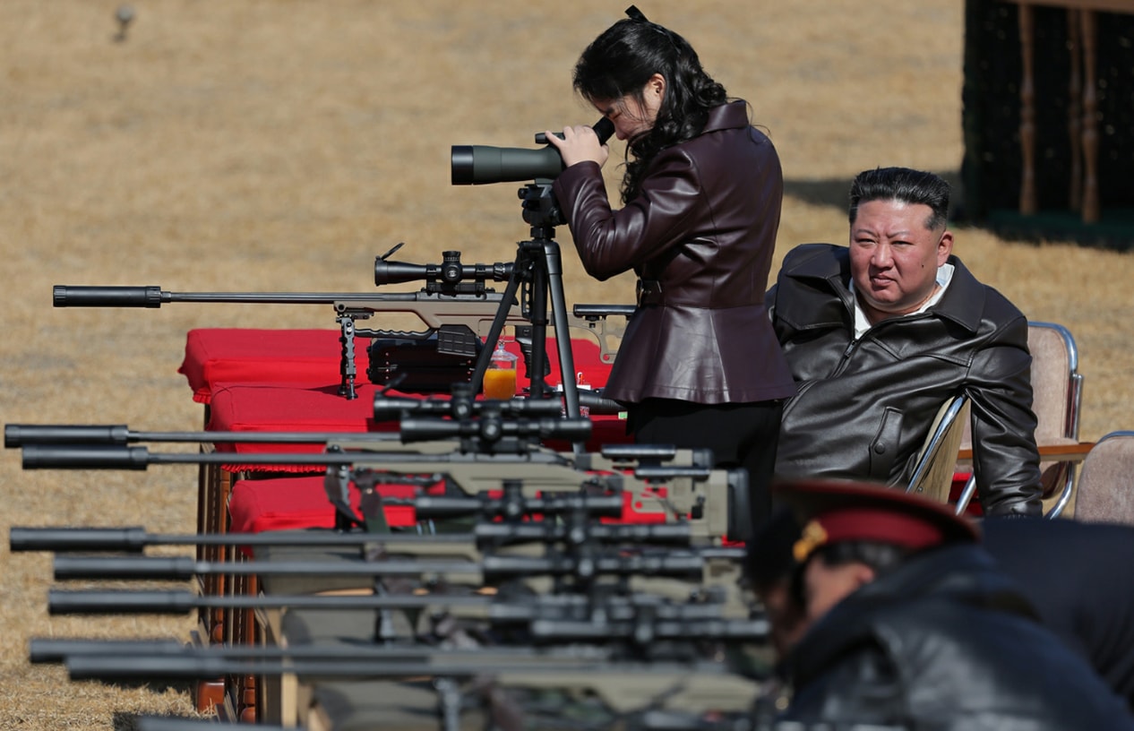 Ông Kim Jong-un thử nghiệm súng bắn tỉa cùng con gái. (Nguồn: Rodong Sinmun)
