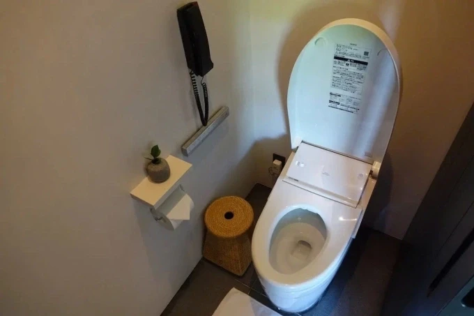 Khách sạn truyền thống tại Nhật Bản vẫn giữ thiết kế điện thoại trong nhà vệ sinh. Ảnh:@onemileatatime.