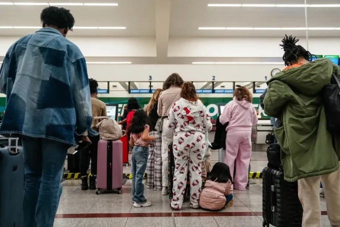 Đồ ngủ và dép lê tại sân bay Tampa. Ảnh: NYPost