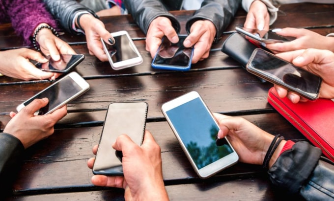 Có những quy tắc ngầm trong nhóm chat bạn cần biết. Ảnh: AP