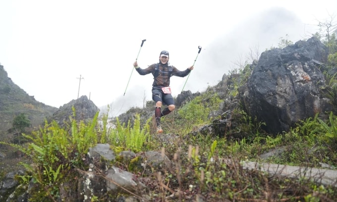 Bảo Châu trên cung đường đèo tại một giải chạy ở Hà Giang năm 2025.