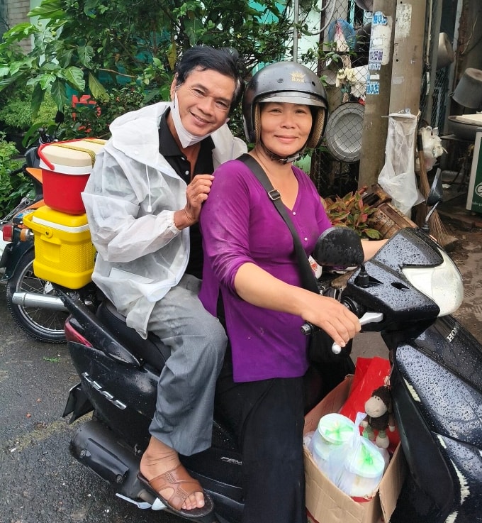 Vợ chồng Mai Trần tự giao đồ ăn cho khách để tiết kiệm chi phí. Ảnh: Nhân vật cung cấp