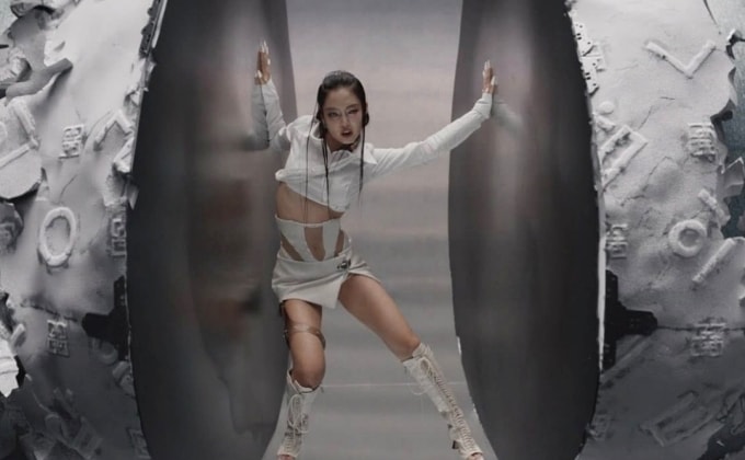 Ngoài ra, Lim Feng còn nhận được ưu ái thiết kế riêng bộ trang phục khác cho thành viên Jennie trong MV gồm corset, chân váy ngắn cắt xẻ.  Ảnh: Nhà mốt cung cấp