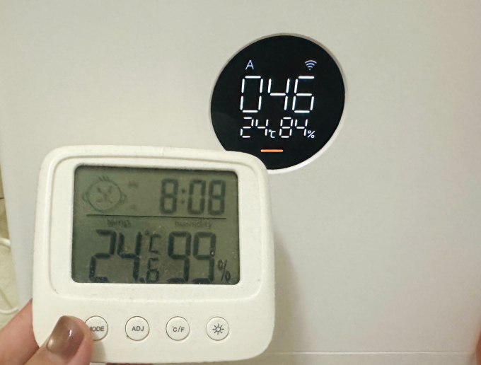 Máy lọc, máy hút ẩm luôn phải hoạt động hết công suất do độ ẩm luôn cao trên 80%. Ảnh: Nhân vật cung cấp