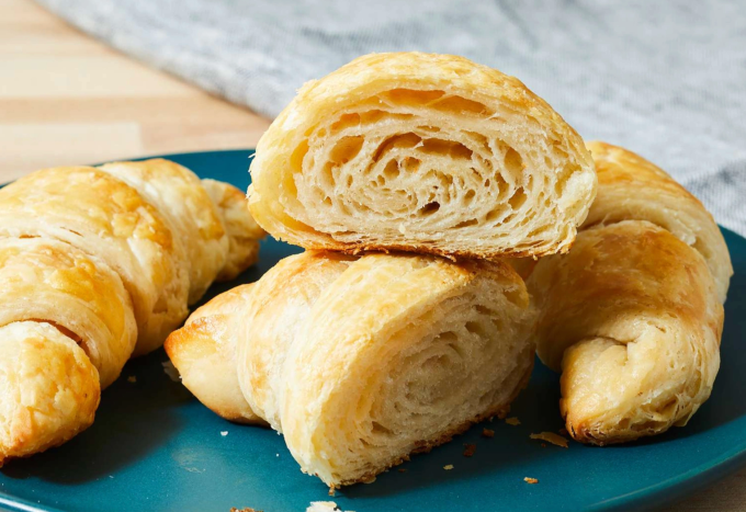 Bánh sừng bò thường chứa 5-8 g chất béo bão hòa/cái. Ảnh: Katherine Foster