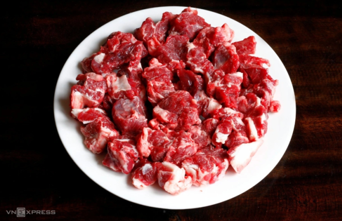 Việc tiêu thụ quá nhiều thịt đỏ, đặc biệt là những phần thịt nhiều mỡ, cũng làm gia tăng nguy cơ bệnh mạch vành. Ảnh: Bùi Thủy