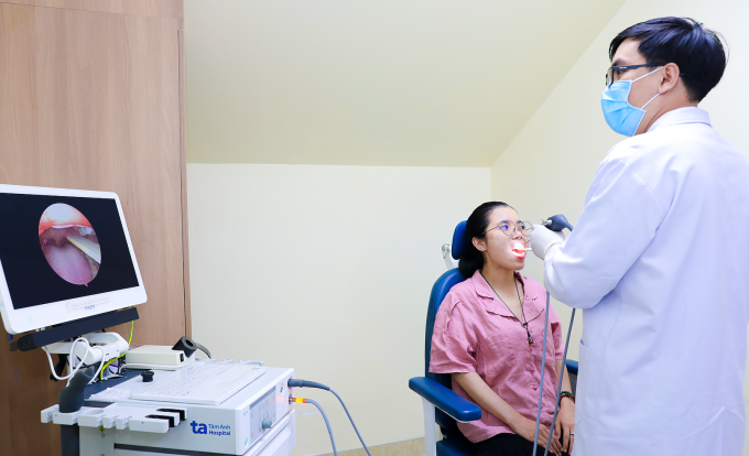 Bác sĩ Phúc Anh đang nội soi họng cho một người bệnh. Ảnh: Bệnh viện Đa khoa Tâm Anh