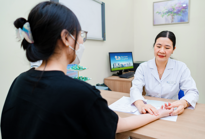 Bác sĩ Hải khám cho người bệnh. Ảnh: Bệnh viện Đa khoa Tâm Anh