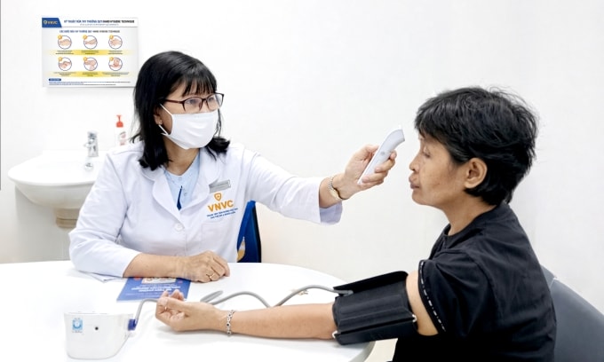 Người phụ nữ đến VNVC để tiêm ngừa dại do bị chó cắn. Ảnh: Hoàng Dương