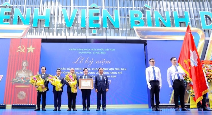 Ông Nguyễn Văn Được, Phó bí thư Thành ủy, Chủ tịch UBND TP HCM trao huân chương lao động hạng Nhì cho Bệnh viện Bình Dân. Ảnh: Bệnh viện cung cấp