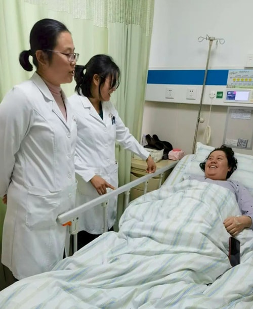 Nhân viên y tế thăm khám Dili sau ca sinh 5. Ảnh: Hubei Daily