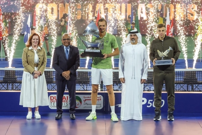 Medvedev (giữa) nhận cup vô địch trên sân Trung tâm, ở tổ hợp Aviation Club Tennis, Dubai, UAE hôm 28/2. Ảnh: ATP