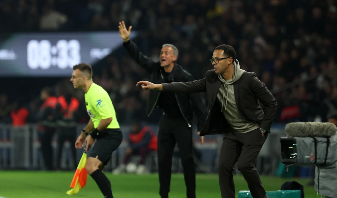 HLV Liam Rosenior khi còn dẫn dắt Strasbourg đấu PSG tại Ligue 1. Ảnh: Chelsea FC