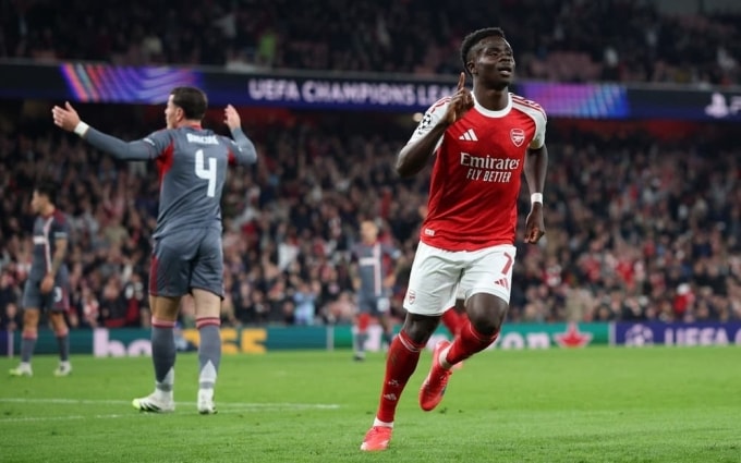 Saka (đỏ) mừng bàn ấn định chiến thắng 2-0 cho Arsenal, trên sân Emirates, London, Anh ngày 1/10. Ảnh: Reuters