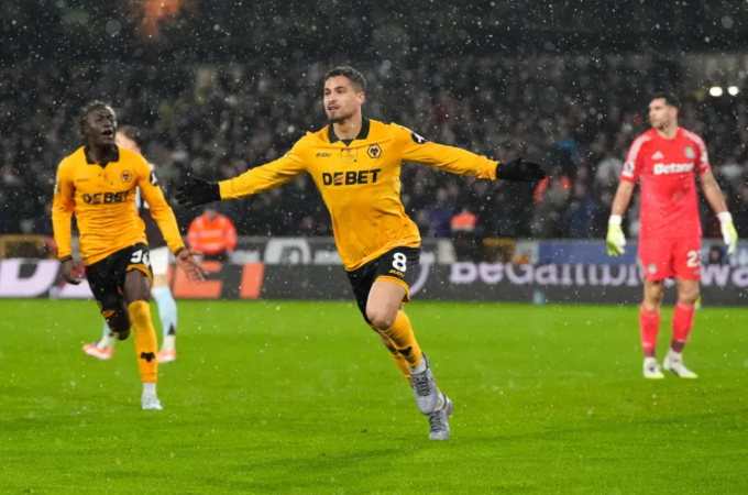 Joao Gomes mừng bàn mở tỷ số trong trận Wolves thắng Aston Villa 2-0 ở vòng 28 Ngoại hạng Anh trên sân Molineux, Wolverhampton, West Midlands, Anh ngày 27/2/2026. Ảnh: AP