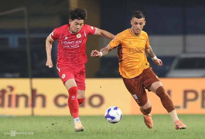 Tiền vệ HAGL Marciel Silva (phải) mở tỷ số ở phút 40 trong trận thua Công an Hà Nội 1-3 ở vòng 14 V-League 2025-2026, trên sân Hàng Đẫy ở Hà Nội ngày 28/2/2026. Ảnh: Hoàng Huynh
