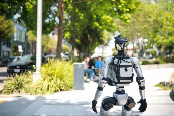 Robot hình người Unitree G1 trang bị hệ thống OpenMind đang đi dạo trong một công viên ở San Francisco (Mỹ). Ảnh: OpenMind