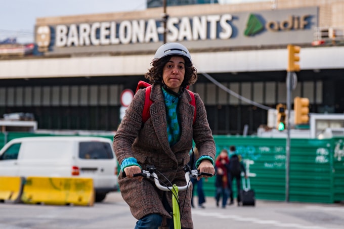 Một người đạp xe qua nhà ga ở thành phố Barcelona, Tây Ban Nha hồi tháng 1. Ảnh: AFP