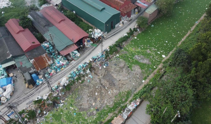 Đoạn kênh Bắc Hưng Hải ở Hưng Yên phủ kín rác năm 2024. Ảnh: Gia Chính