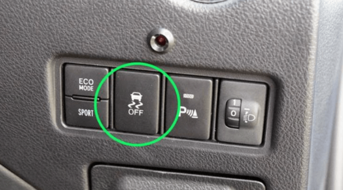 Nút bật tắt chế độ ổn định thân xe điện tử trên xe. Ảnh: Carsome