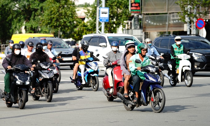 Xe máy lưu thông trên một tuyến đường ở TP HCM. Ảnh: Thành Nhạn
