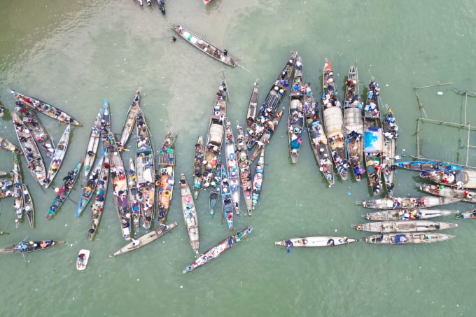 Người dần dùng thuyền theo dõi giải đua ghe trên phá Tam Giang. Ảnh: Võ Thạnh