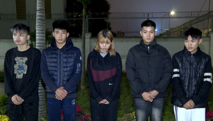 Phạm Linh Duyên (giữa) và 4 đồng phạm. Ảnh: Lam Sơn