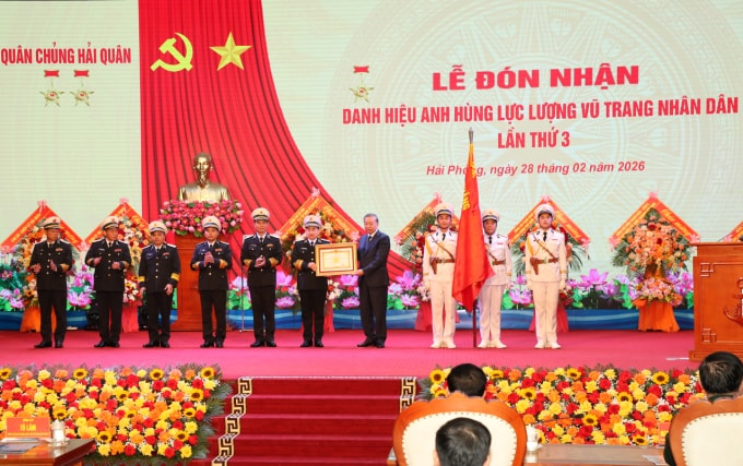 Tổng Bí thư Tô Lâm thay mặt Đảng, Nhà nước trao danh hiệu Anh hùng Lực lượng vũ trang nhân dân cho Quân chủng Hải quân. Ảnh: Quân chủng Hải quân
