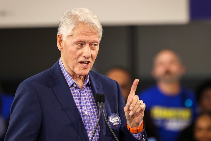 Cựu tổng thống Mỹ Bill Clinton phát biểu tại Durham, Bắc Carolina tháng 10/2024. Ảnh: AFP