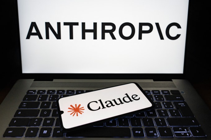 Logo startup Anthropic và mô hình Claude của công ty hiển thị trên màn hình. Ảnh: AFP