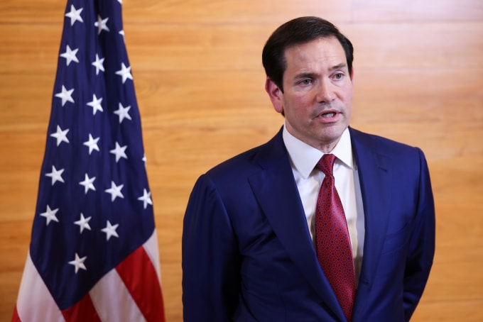 Ngoại trưởng Mỹ Marco Rubio trả lời báo chí tại sân bay Basseterre, quốc đảo St. Kitts and Nevis hôm 25/2. Ảnh: AP