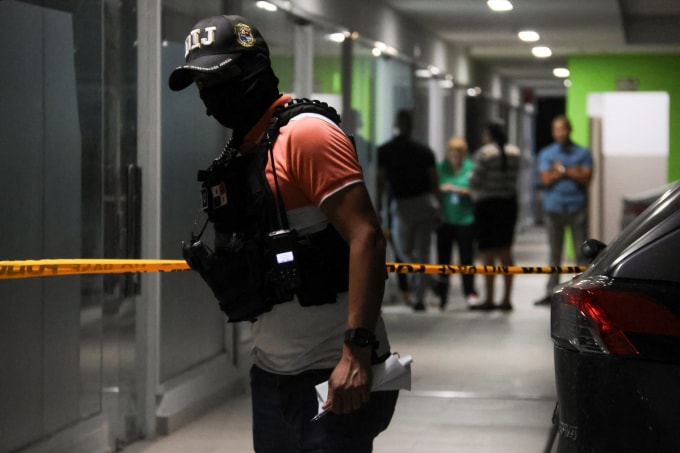 Nhân viên an ninh Panama khám xét văn phòng công ty con của tập đoàn CK Hutchison ngày 26/2. Ảnh: Reuters