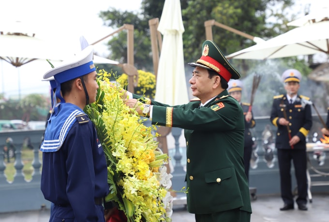 Bộ trưởng Quốc phòng Phan Văn Giang dâng hương tưởng niệm Đại tướng Võ Nguyên Giáp. Ảnh: Hoàng Phong