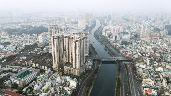 Chung cư Millennium trên đường Bến Vân Đồn, tiếp giáp quận 1 (cũ). Ảnh: PDR