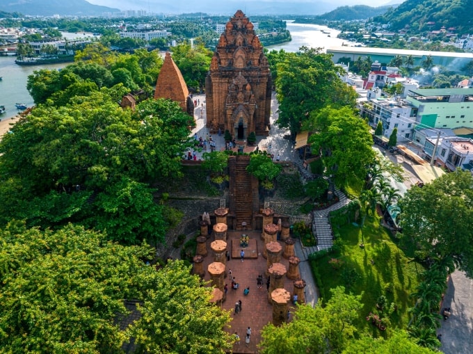 Di tích quốc gia đặc biệt Tháp Bà Ponagar đón hàng nghìn lượt khách mỗi ngày. Ảnh: Minh Tú