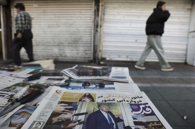 Một tờ báo với hình ảnh Tổng thống Mỹ Donald Trump trên trang bìa được bày bán tại thủ đô Tehran, Iran, hôm 19/2. Ảnh: Reuters