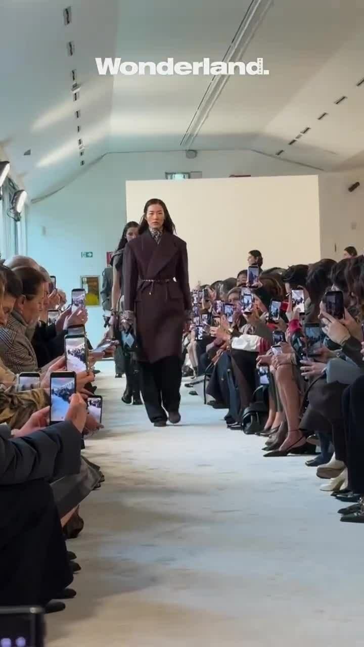 Lưu Văn diễn show của Tod's tại Milan Fashion Week