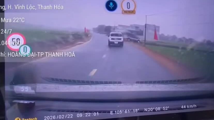 Vượt ẩu ôtô mất lái lao xuống ruộng