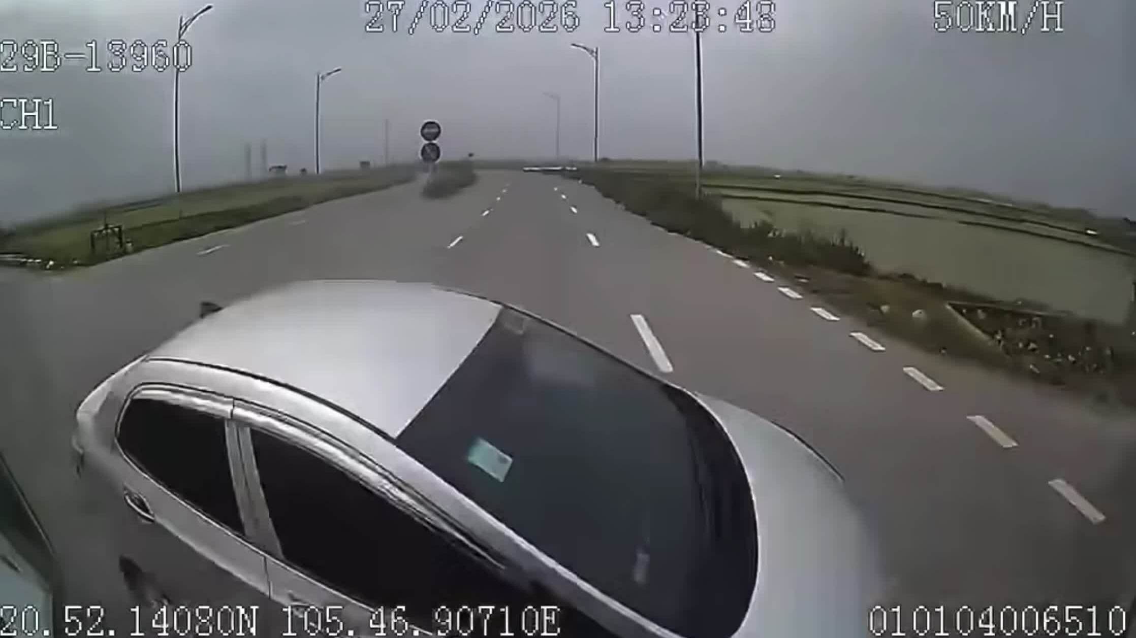 Ôtô lao qua giao lộ 'như bịt mắt' tông ngang xe con