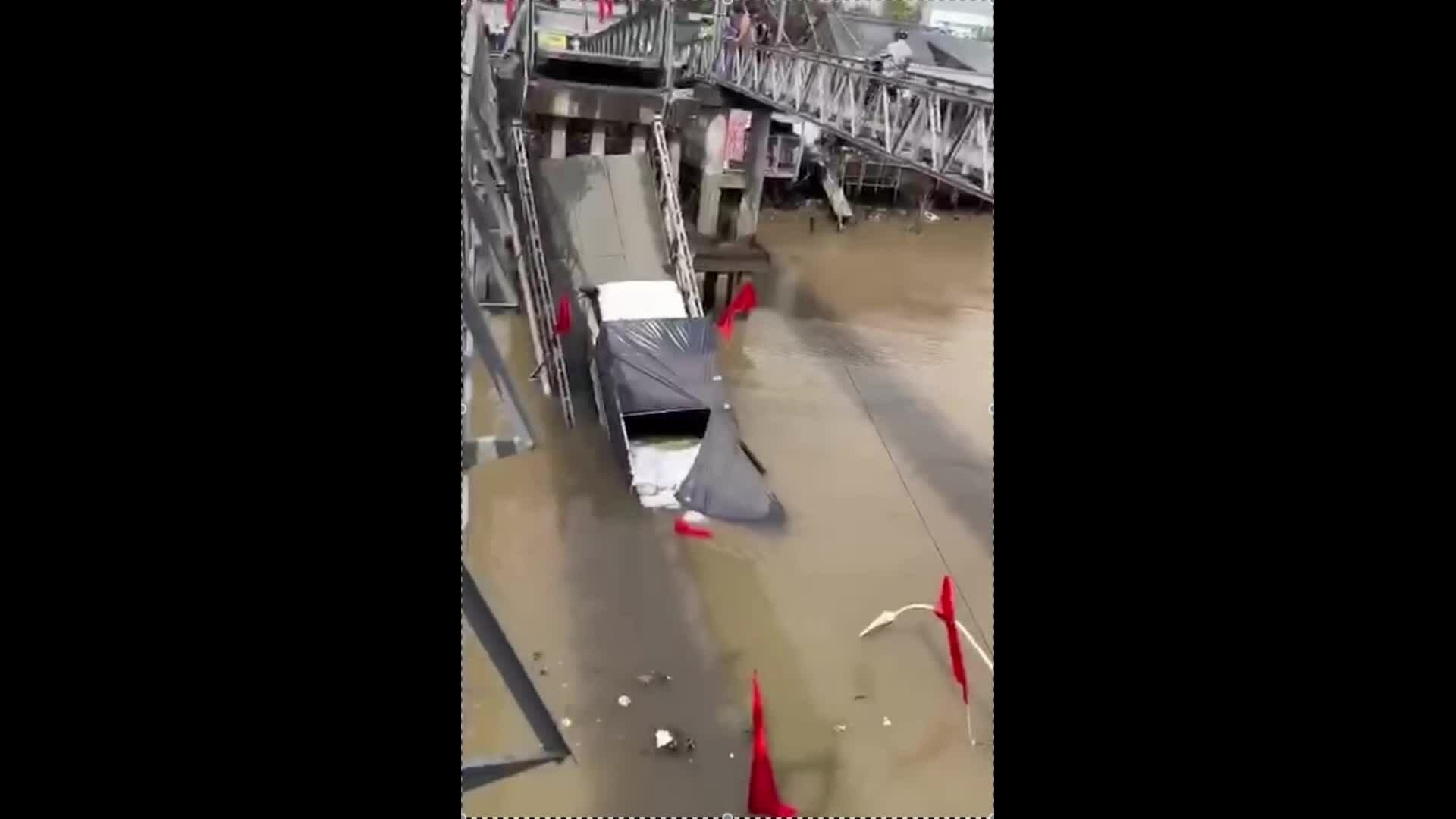 Xe tải chạy sập cầu 8 tấn ở Cần Thơ