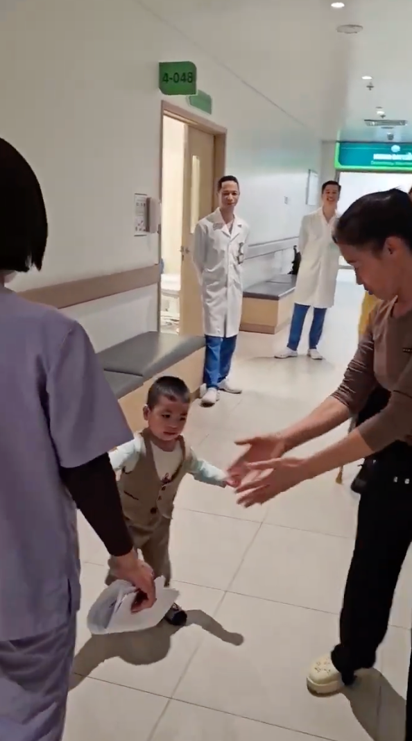 Em bé ở Thái Nguyên sống thực vật sau đuối nước "hồi sinh" kỳ diệu- Ảnh 1. Em bé ở Thái Nguyên sống thực vật sau đuối nước "hồi sinh" kỳ diệu- Ảnh 1.