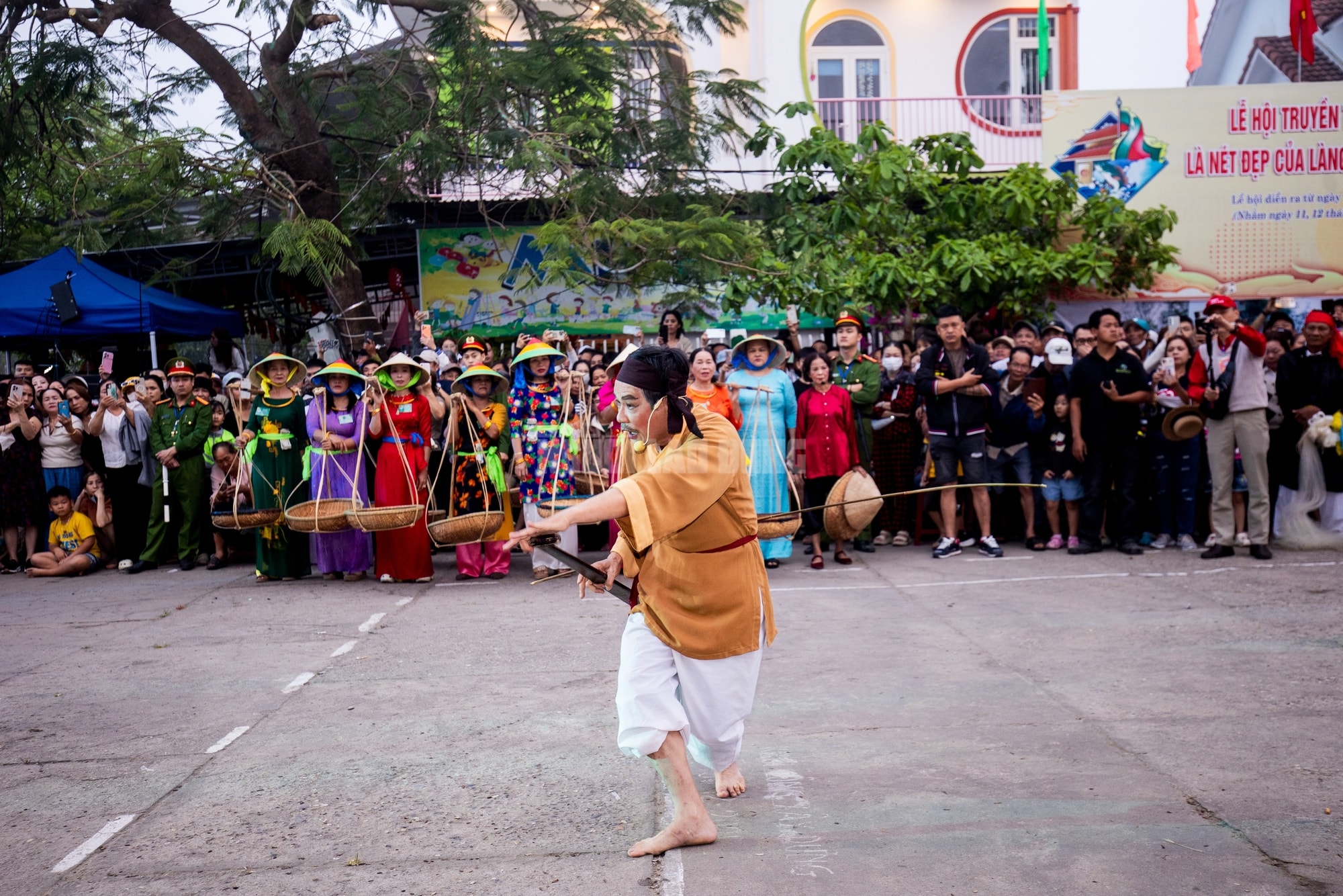 4 giờ sáng, cả làng í ới gọi nhau đi xem làm trò - Ảnh 7.