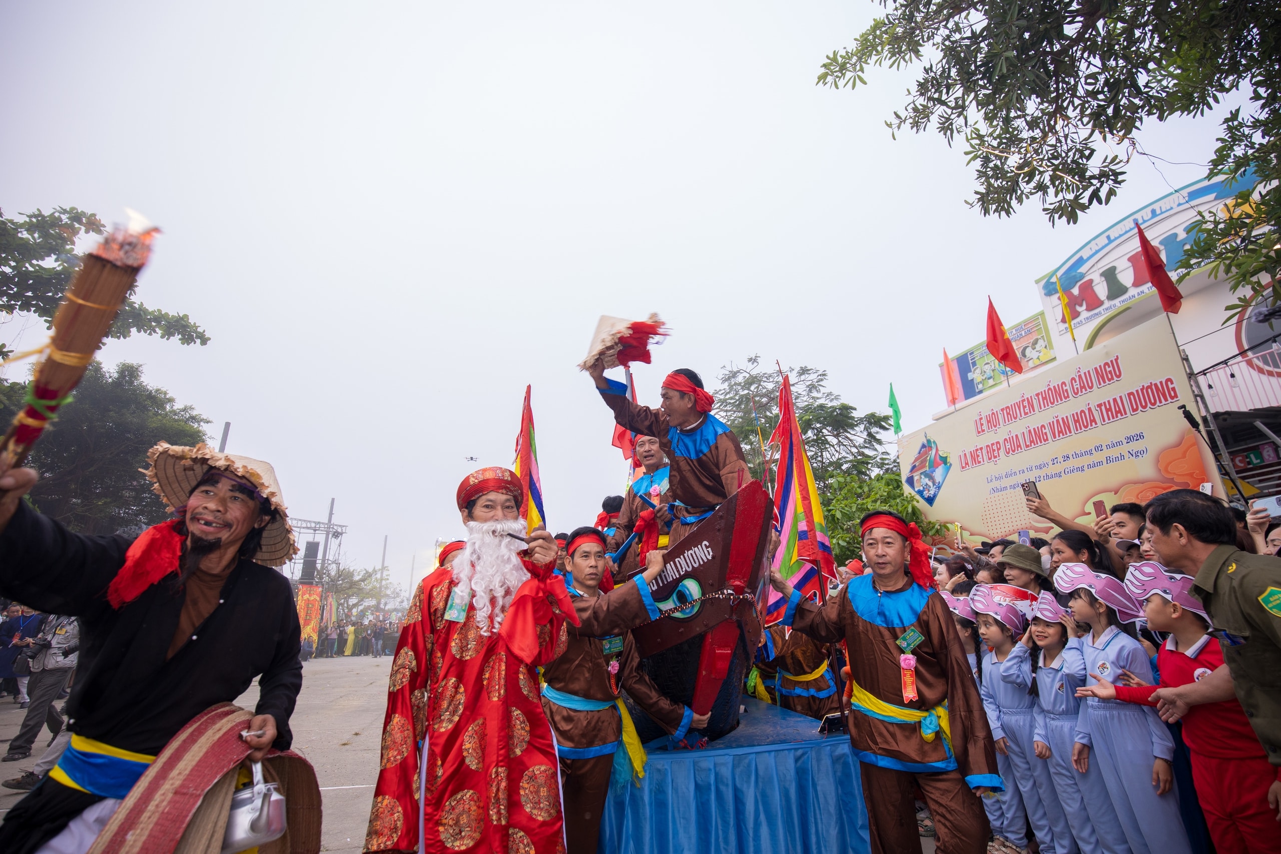 4 giờ sáng, cả làng í ới gọi nhau đi xem làm trò - Ảnh 3.