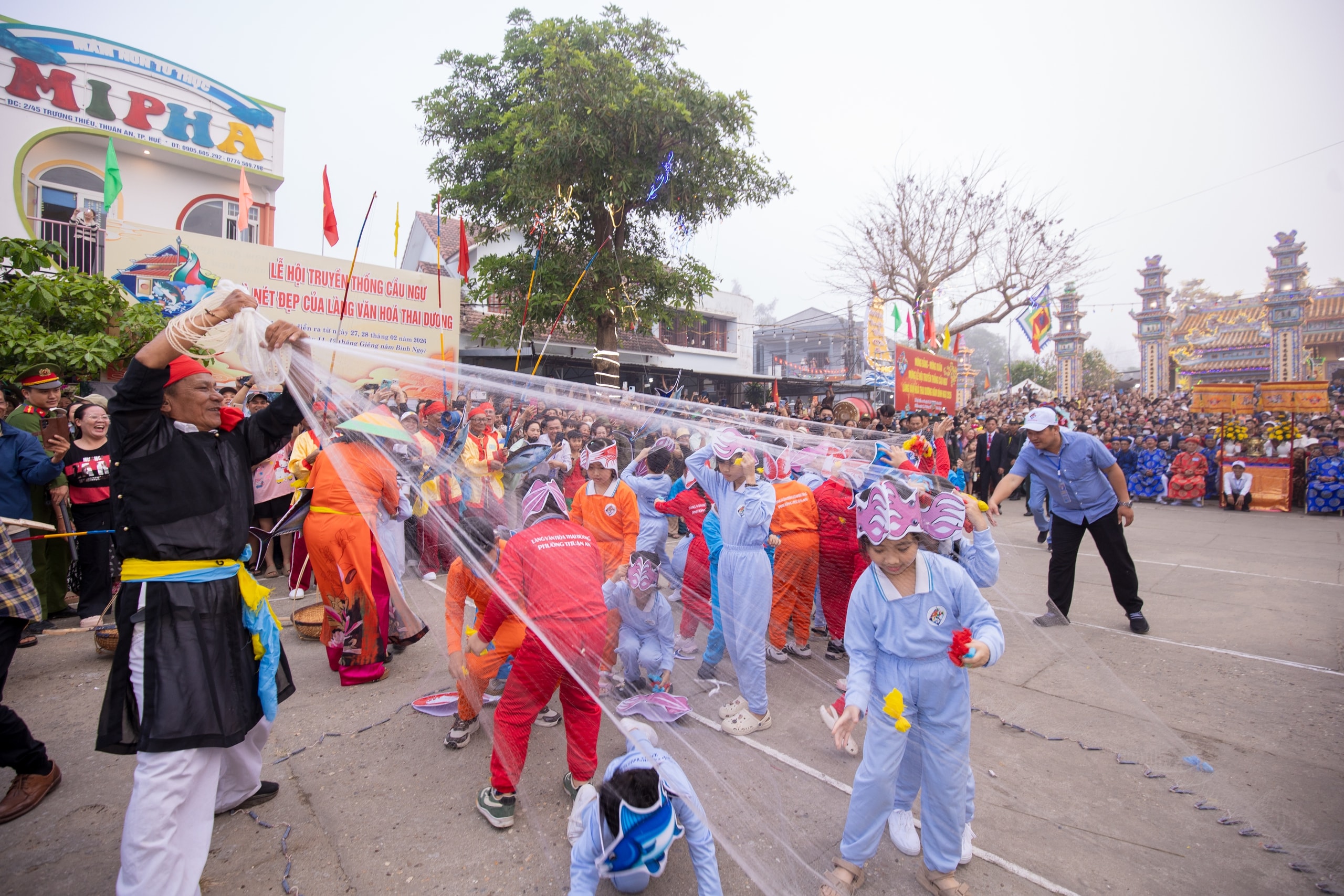 4 giờ sáng, cả làng í ới gọi nhau đi xem làm trò - Ảnh 9.