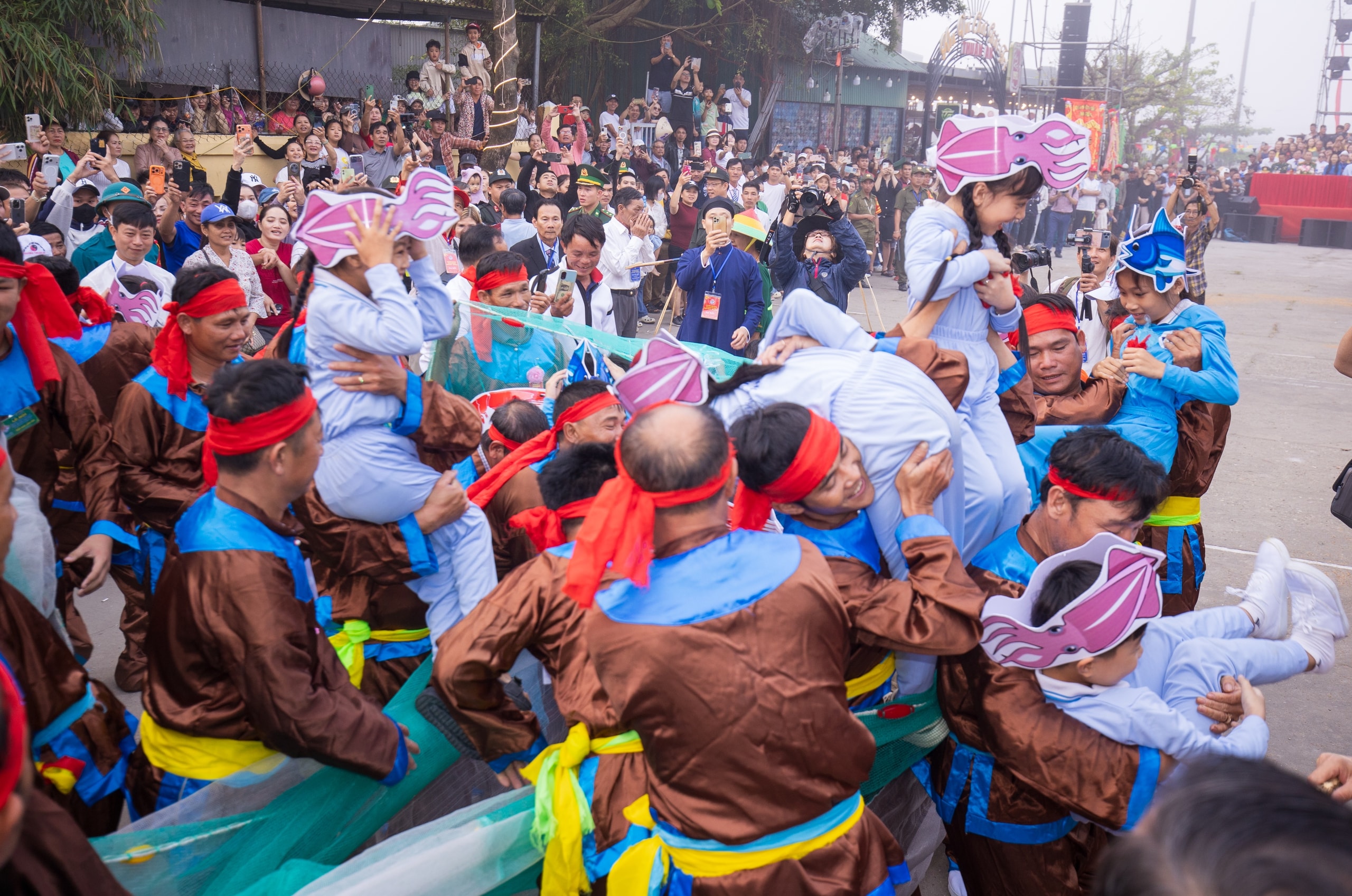 4 giờ sáng, cả làng í ới gọi nhau đi xem làm trò - Ảnh 10.