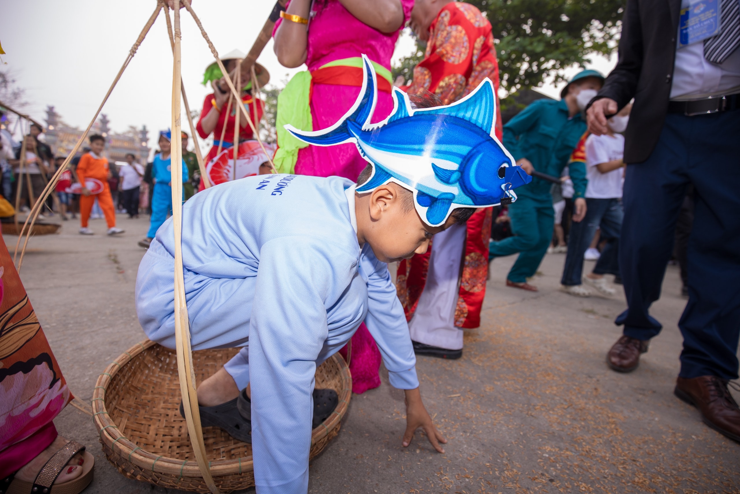 4 giờ sáng, cả làng í ới gọi nhau đi xem làm trò - Ảnh 11.