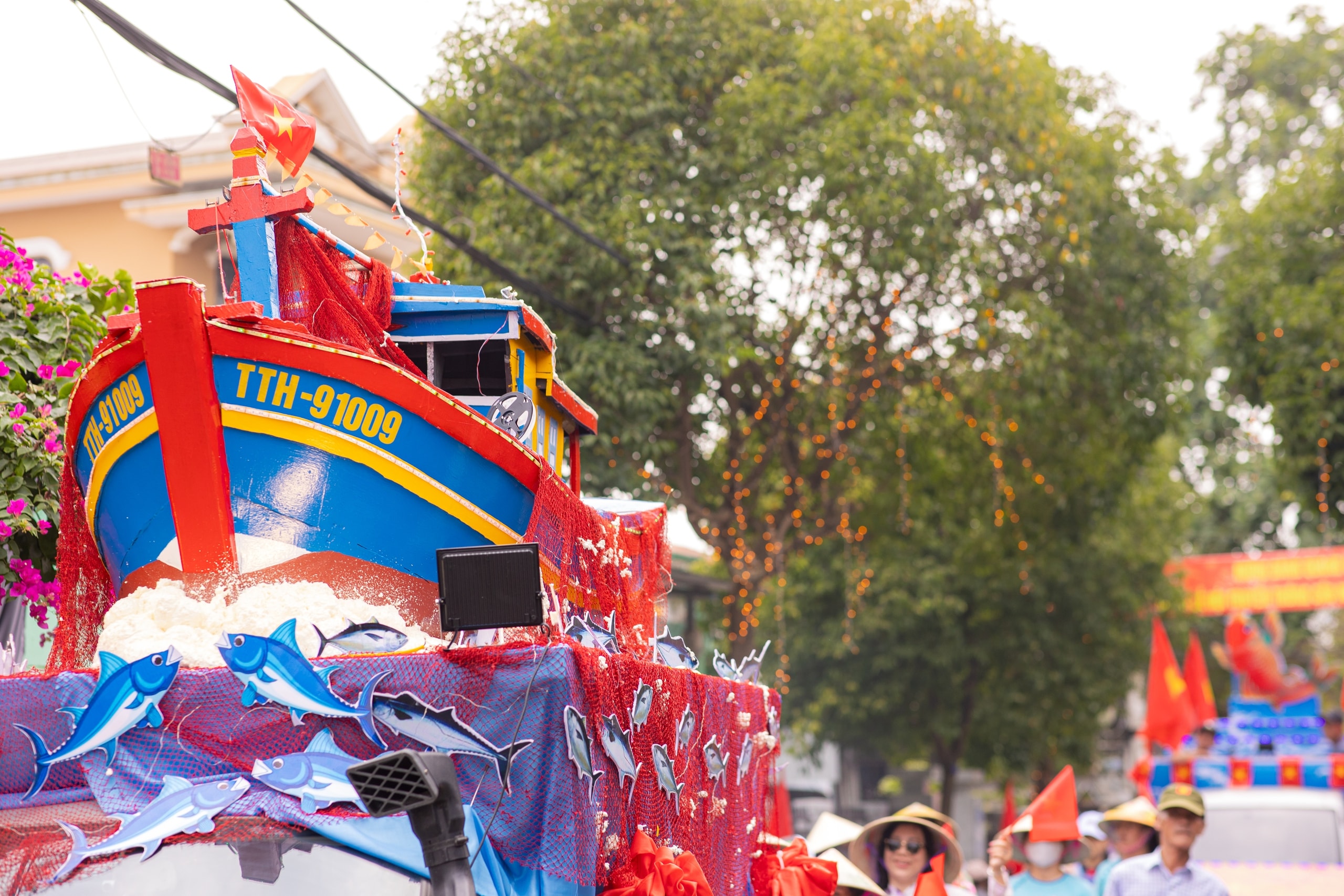 4 giờ sáng, cả làng í ới gọi nhau đi xem làm trò - Ảnh 12.