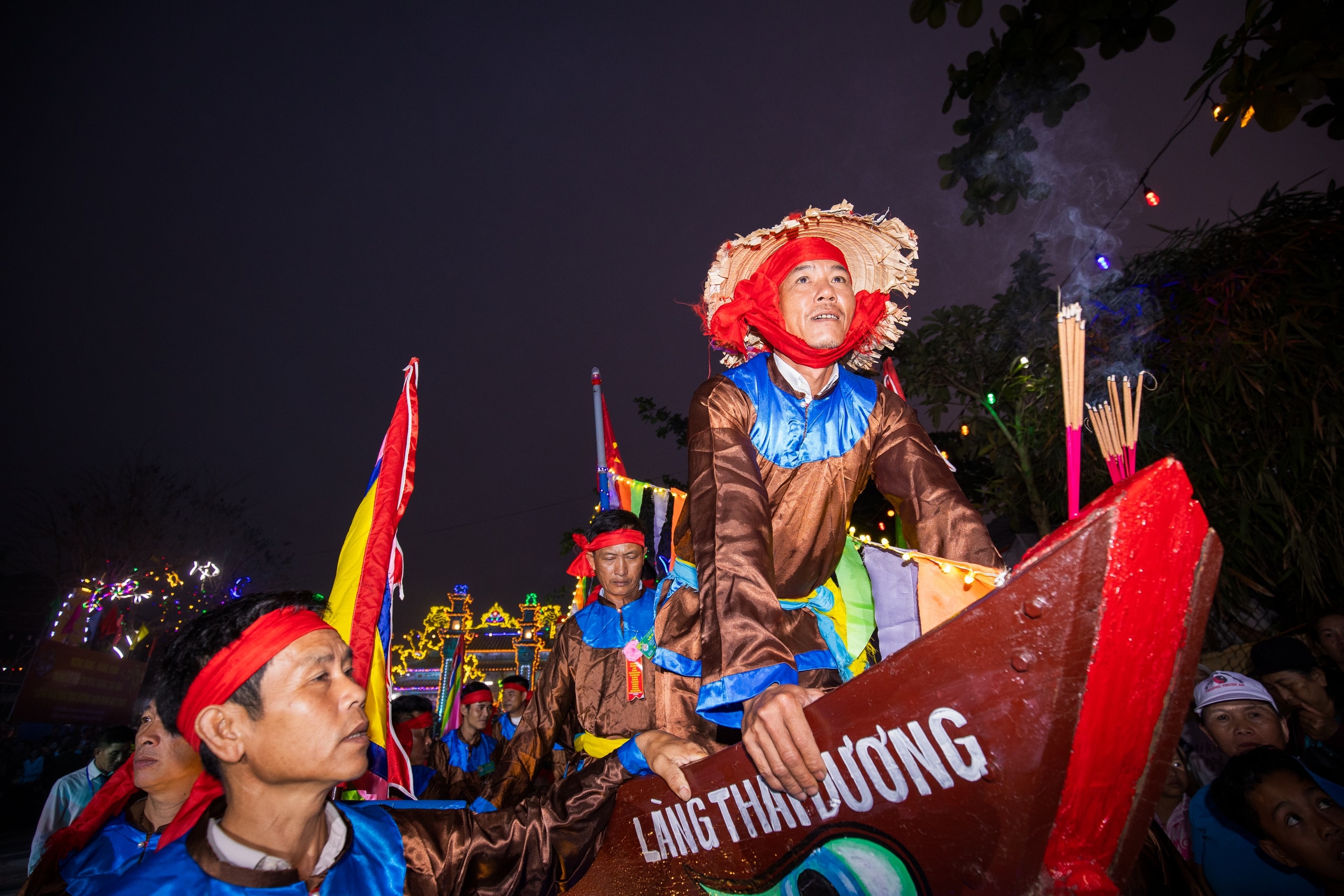 4 giờ sáng, cả làng í ới gọi nhau đi xem làm trò - Ảnh 5.