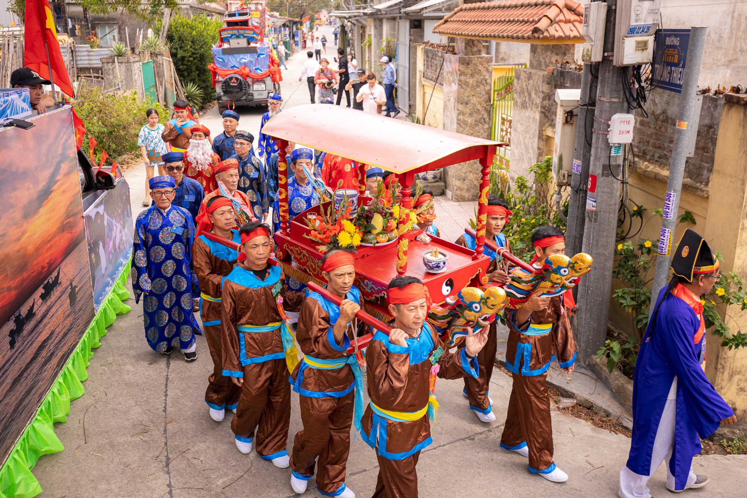 4 giờ sáng, cả làng í ới gọi nhau đi xem làm trò - Ảnh 13.