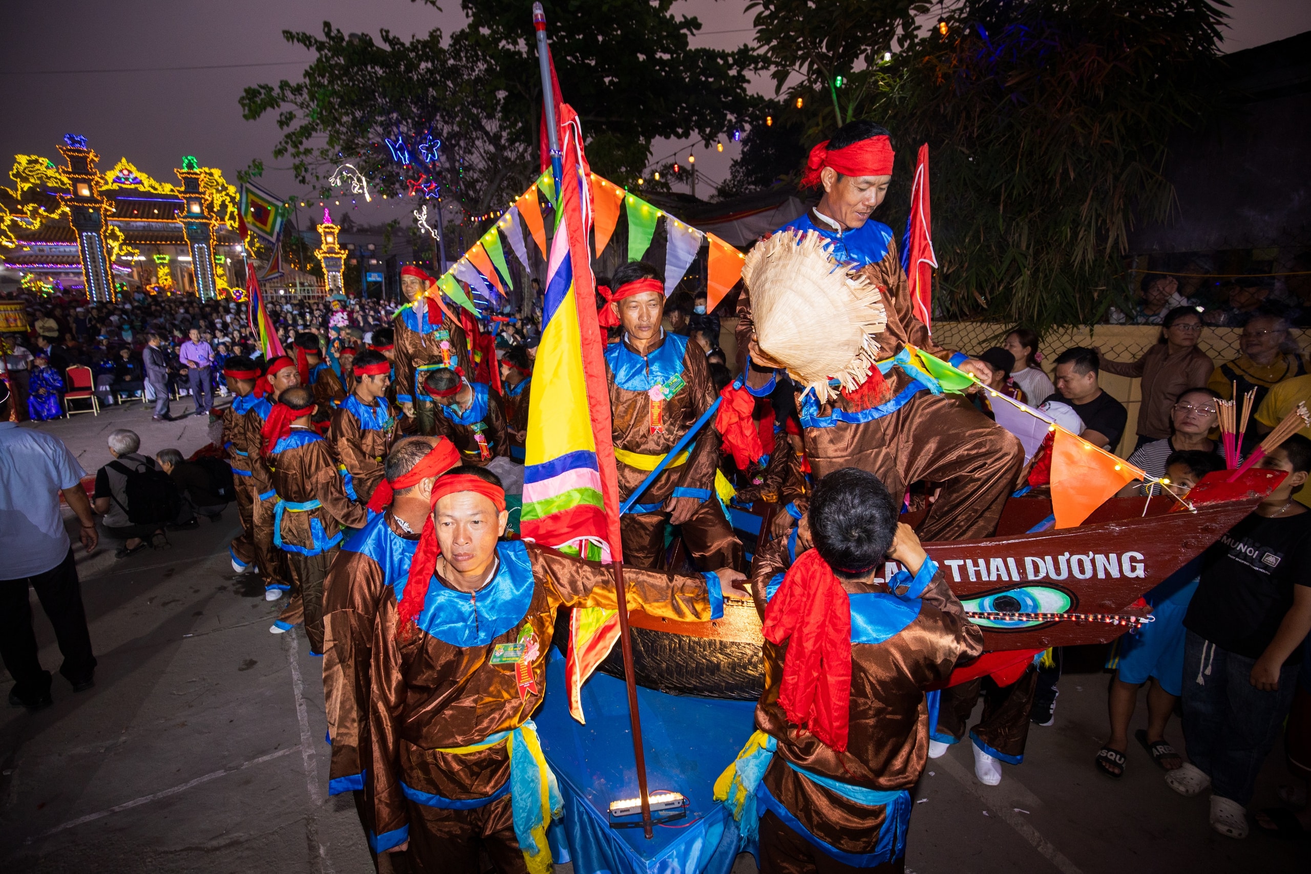 4 giờ sáng, cả làng í ới gọi nhau đi xem làm trò - Ảnh 4.
